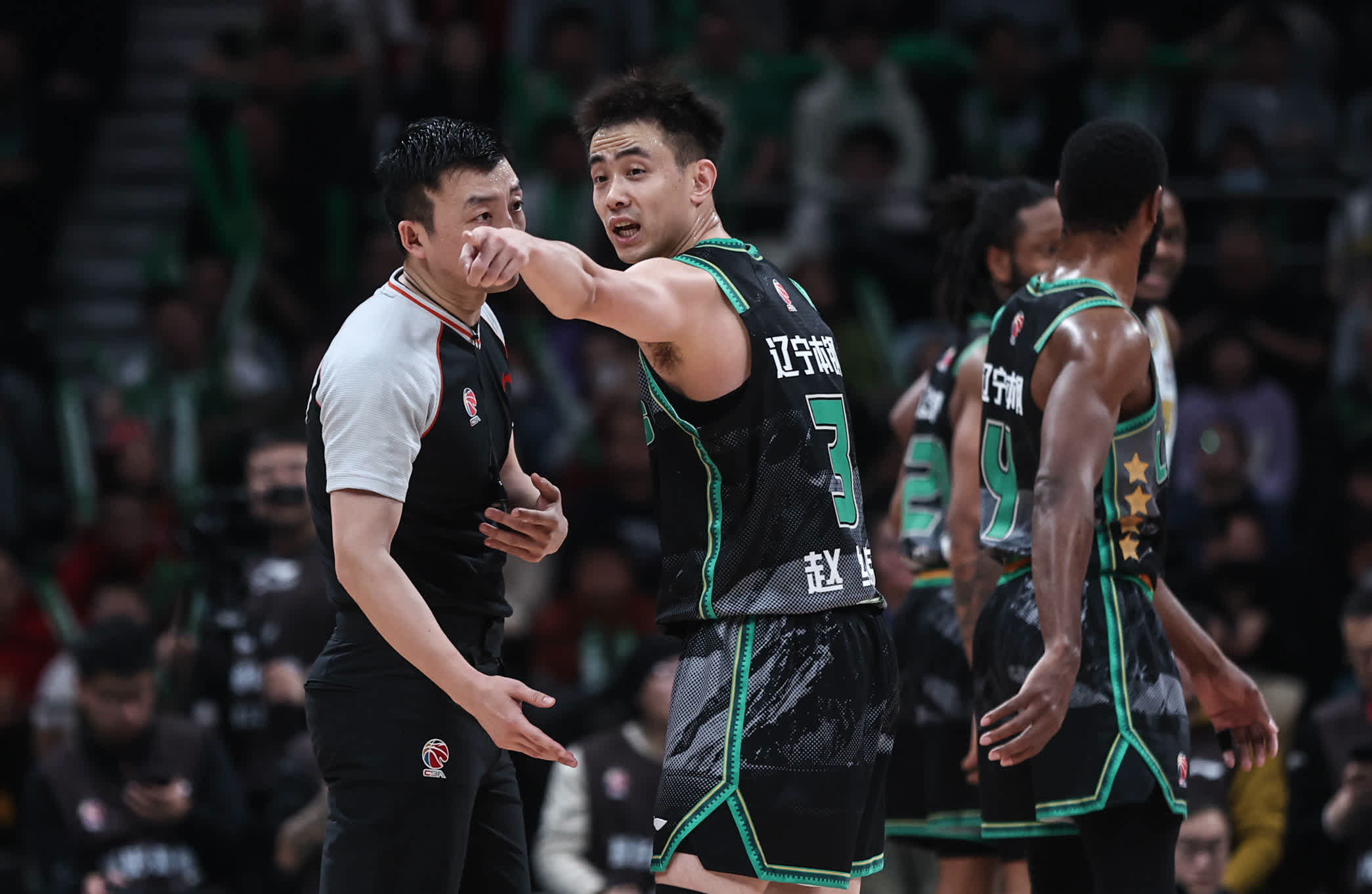 篮下硬仗:北京抢到48个篮板,攻守兼备! 篮下硬仗:北京抢到48个篮板,攻守兼备!