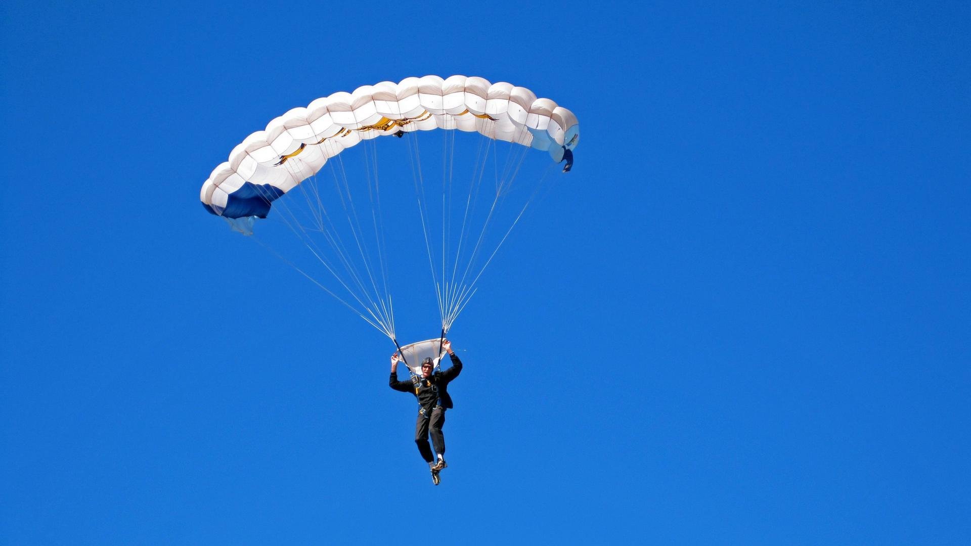 伊朗球迷在雪中烤羊肉串助威，被冬奥组委点名表扬，伊朗足球场