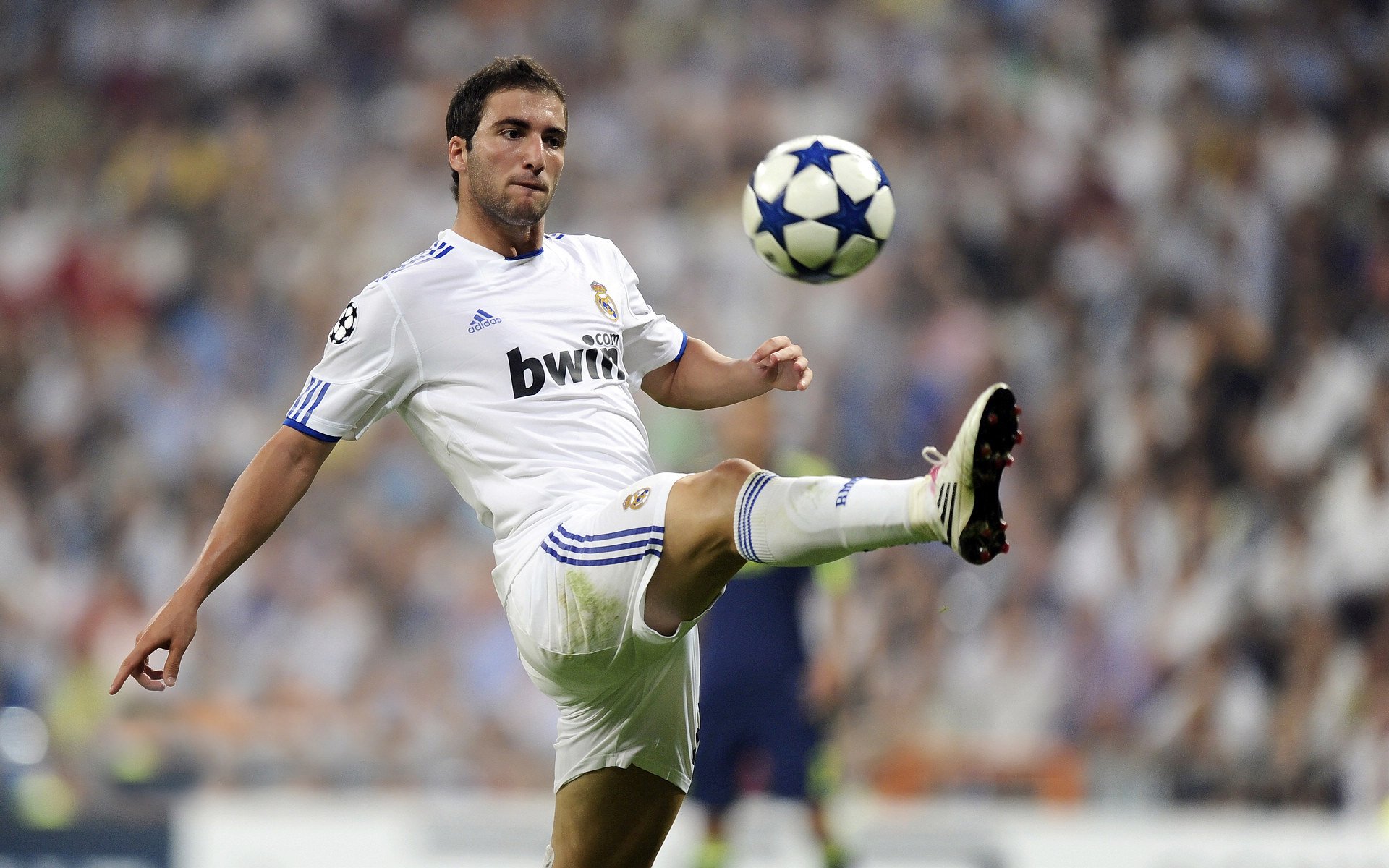 足球跨界内容成功进军综艺节目市场，足球外跨教学视频